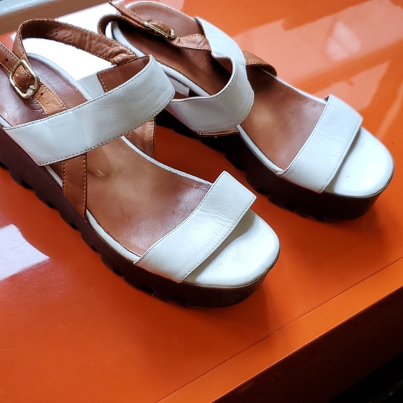 LA Pinta Platform Wedge Sandals - Picture 2 of 5